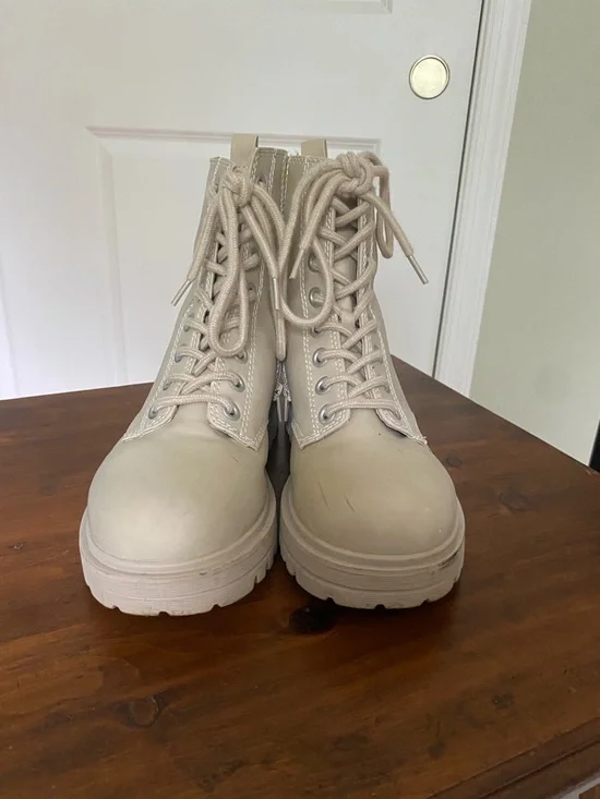 Women’s Chunky Lace-Up Combat Boots - Beige Size 8.5 - Picture 2 of 9